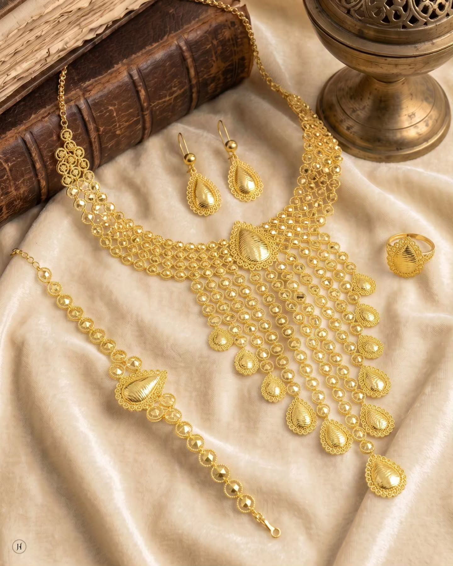 21K yellow gold Bahraini waterfall bridal necklace set — necklace, drop earrings, bracelet and ring — Emirati and Khaleeji bridal jewellery, Dubai, UAE.