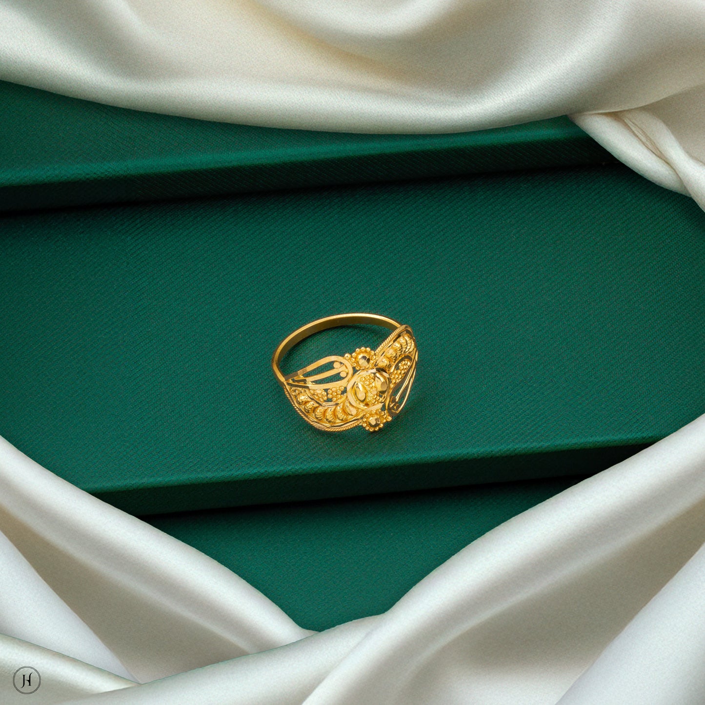 22K Yellow Gold Elegant Flower Design Ring