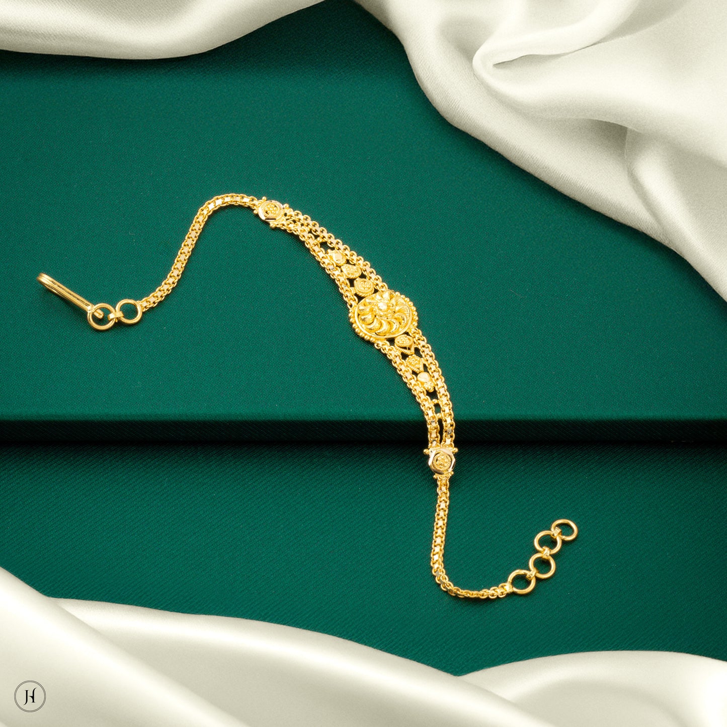 22K Yellow Gold Elegant Round Sun wedding Bracelet for Indian and Pakistani women in UAE