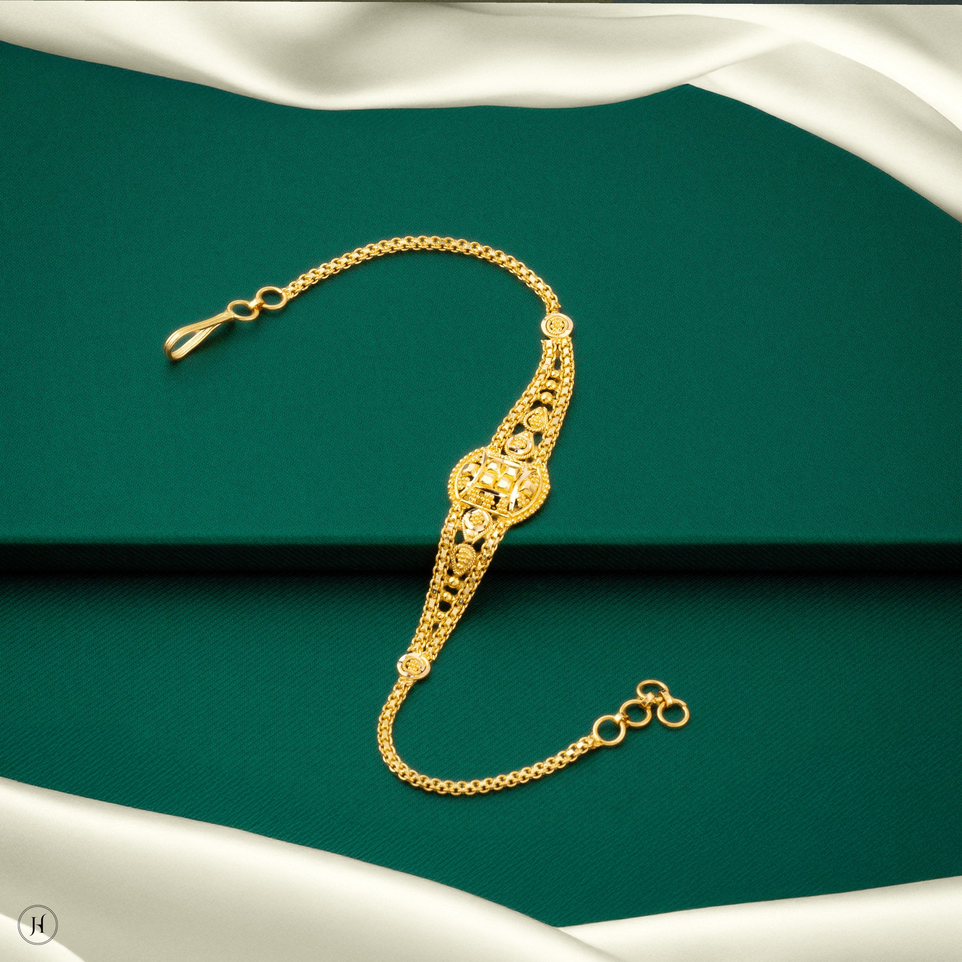 22K Yellow Gold Elegant Round Filigree Bracelet | Indian and Pakistani women wedding jewellery accessories