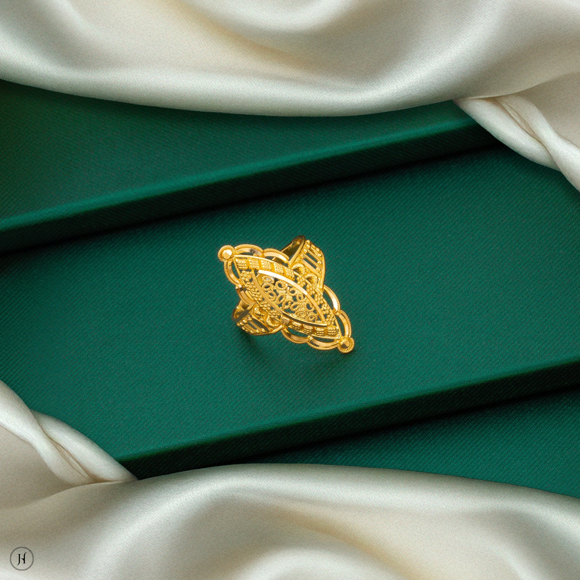 22K Yellow Gold Elegant Small Oval Ring for women in Dubai