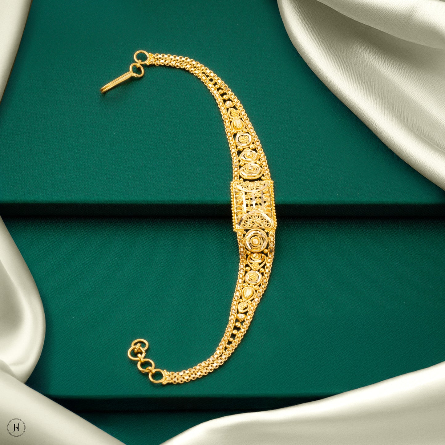 22K Yellow Gold Elegant Traditional Indian ornate Bracelet For Women In UAE
