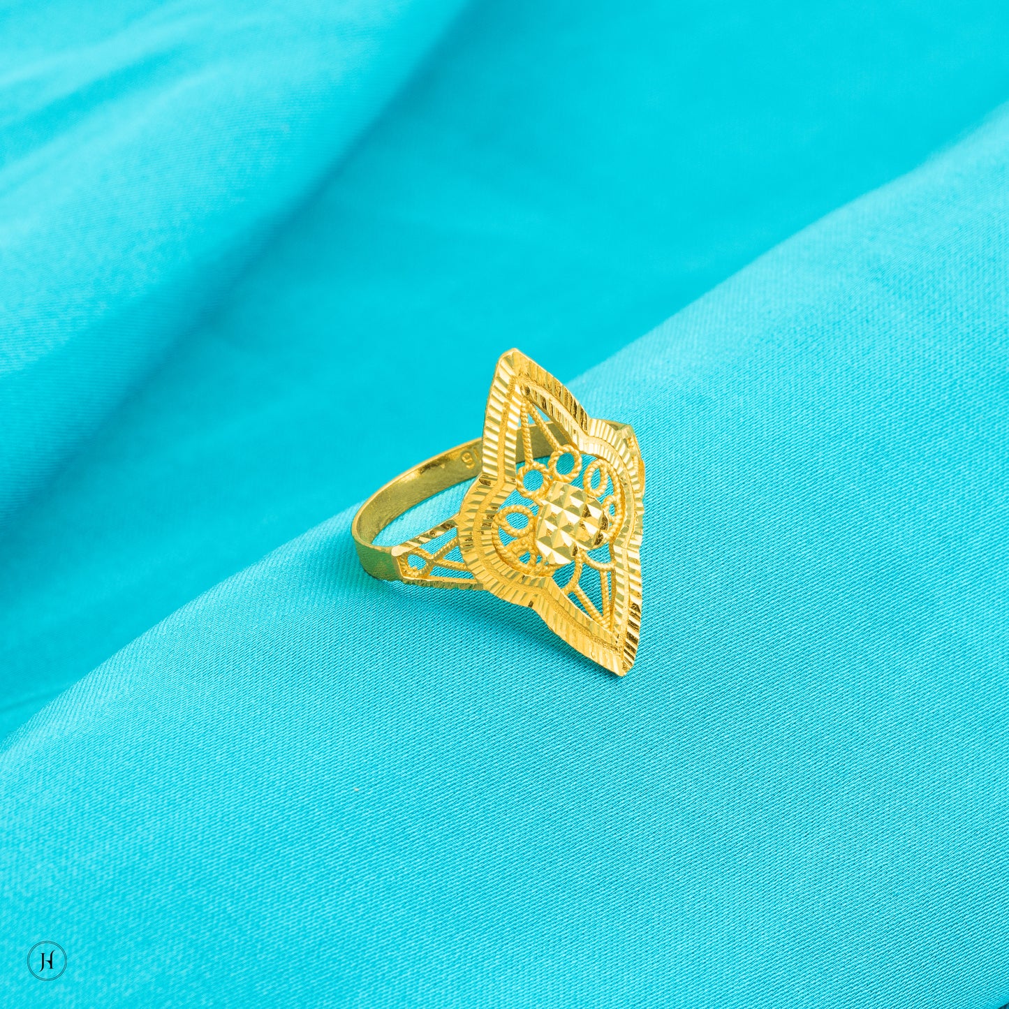 22K Yellow Gold Bahraini Petal-Shaped Ring