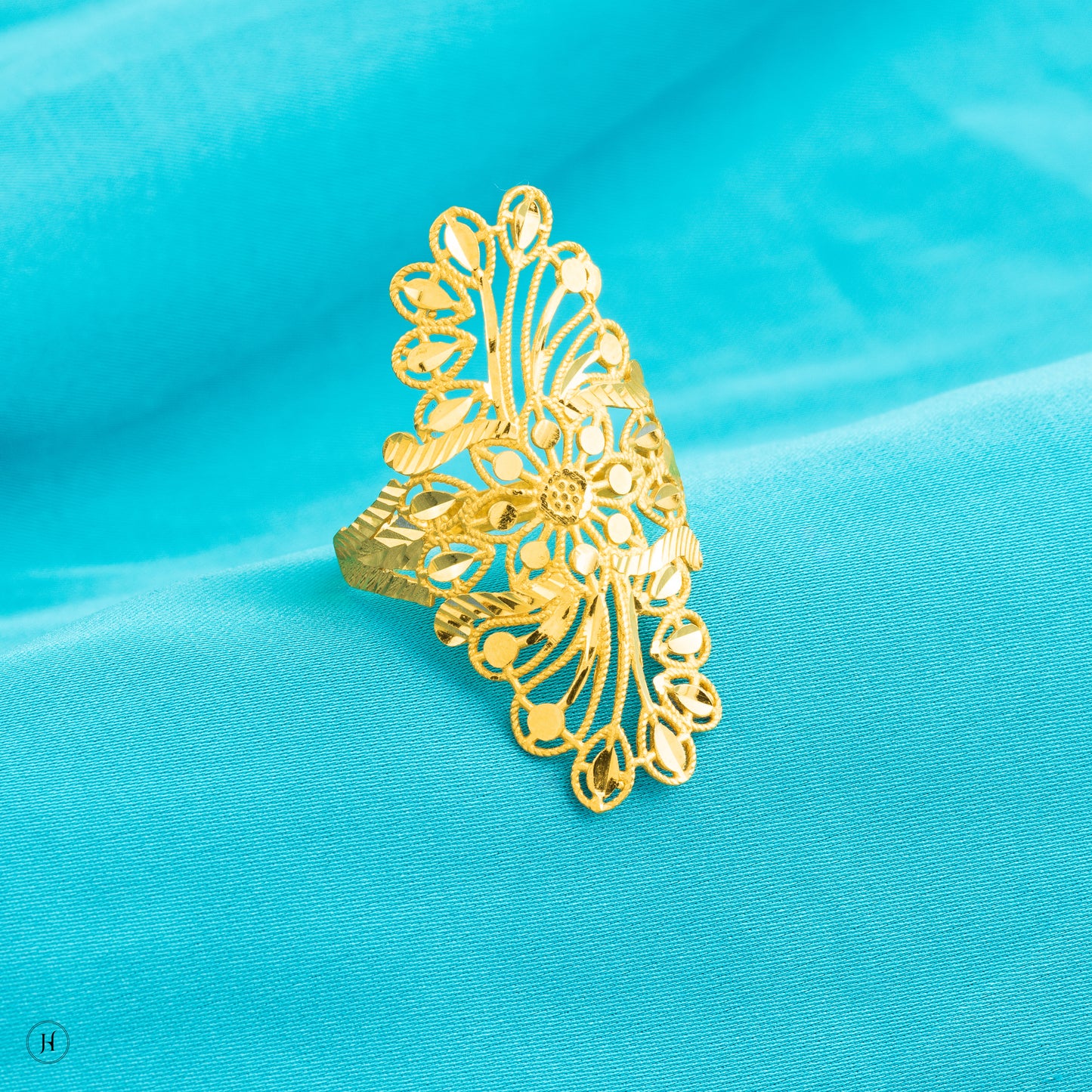 22K Yellow Gold Bahraini Tall Flower Ring