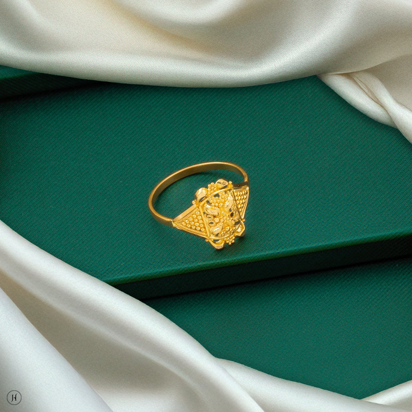 22K Yellow Gold Box Flower Design Ring