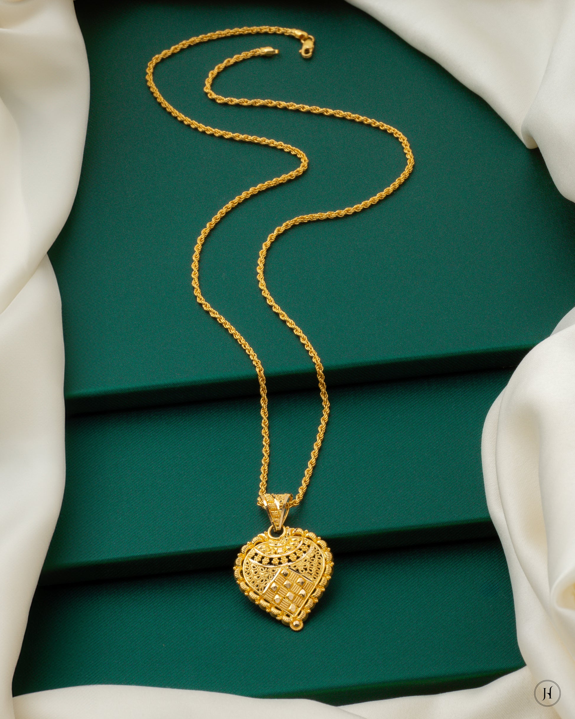 22k Yellow Gold Elegant Intricate Heart Pendant Set, indian jewellery, pakistani jewellery