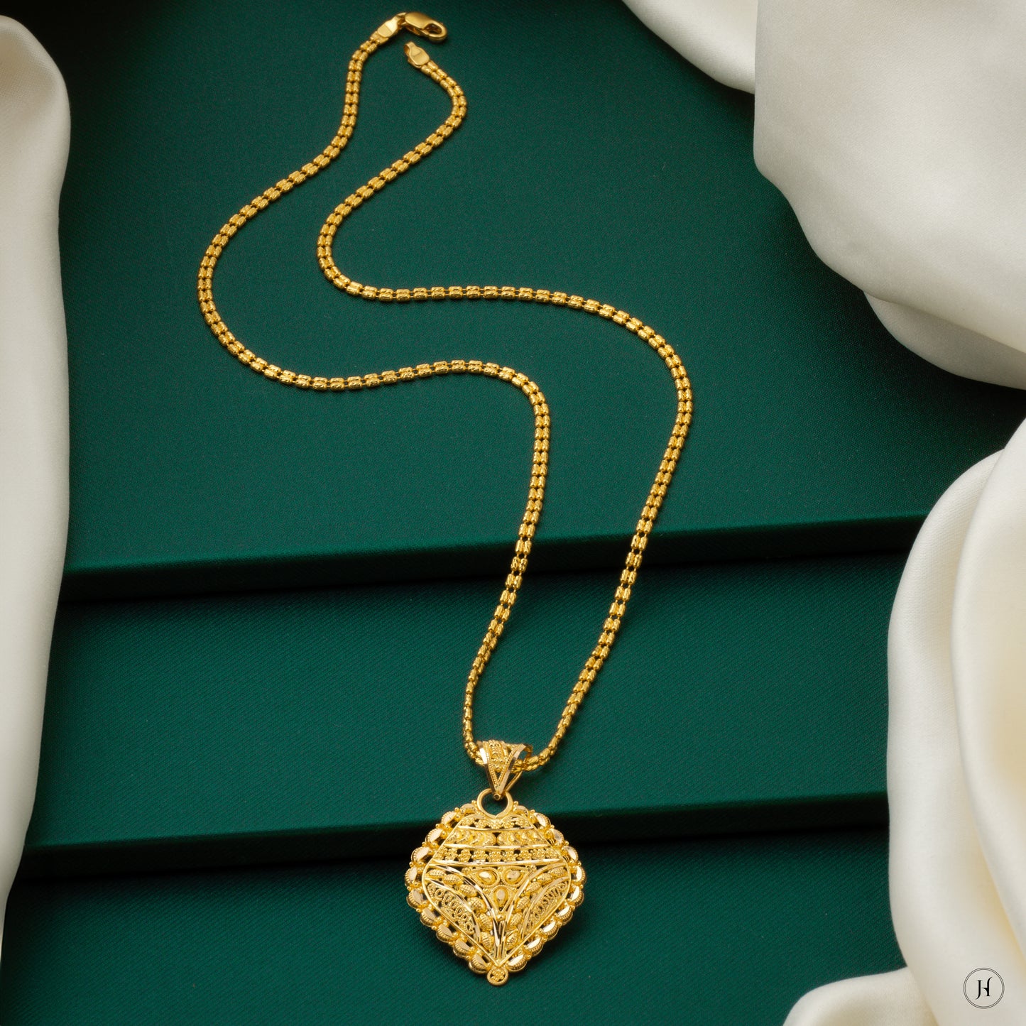 22k Yellow Gold Lattice Heart-Shaped Pendant Set