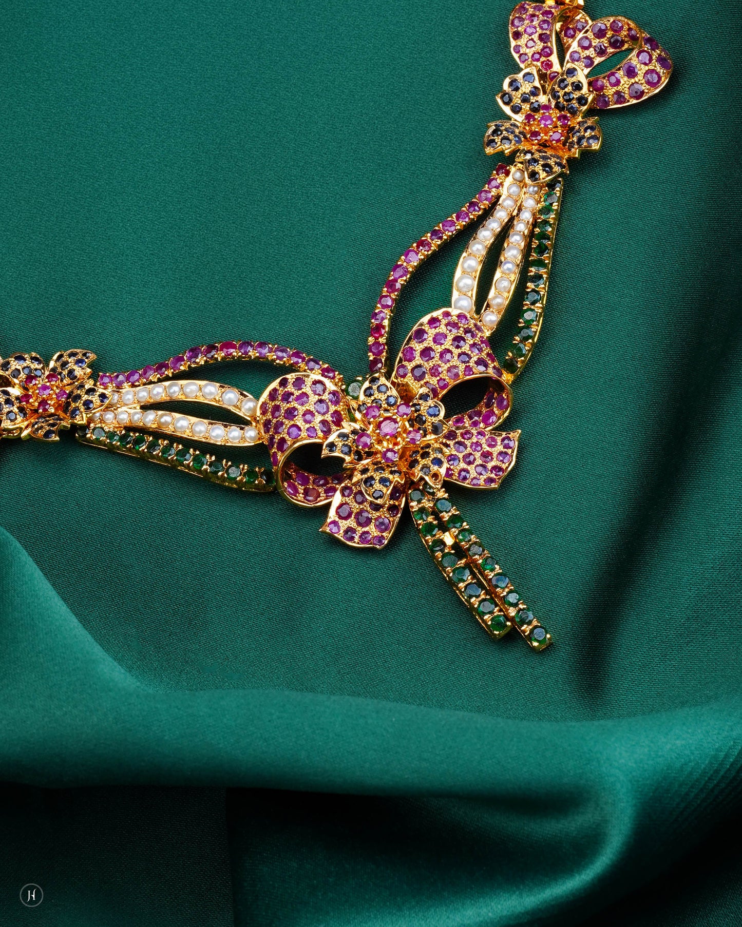 21-Karat Yellow Gold Pakistani Bow Motif Gemstone Necklace Set