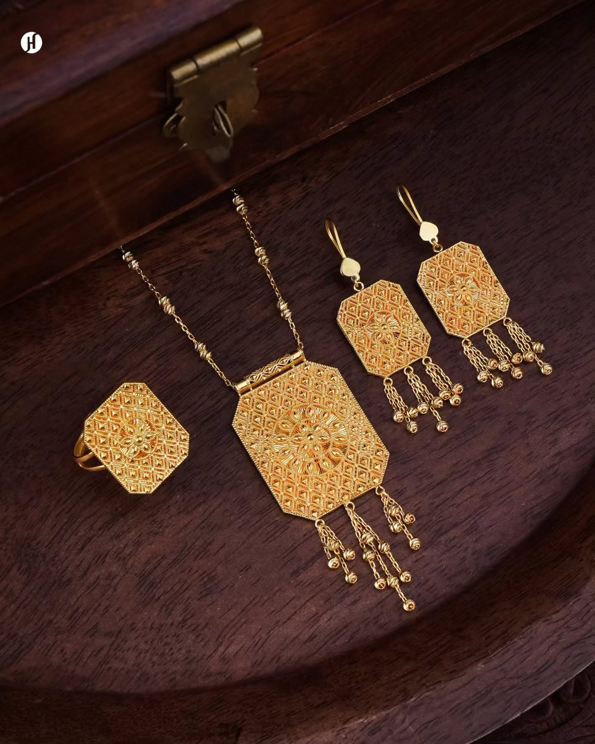 21K Yellow Gold Bahraini Hexagonal Pendant Necklace Set