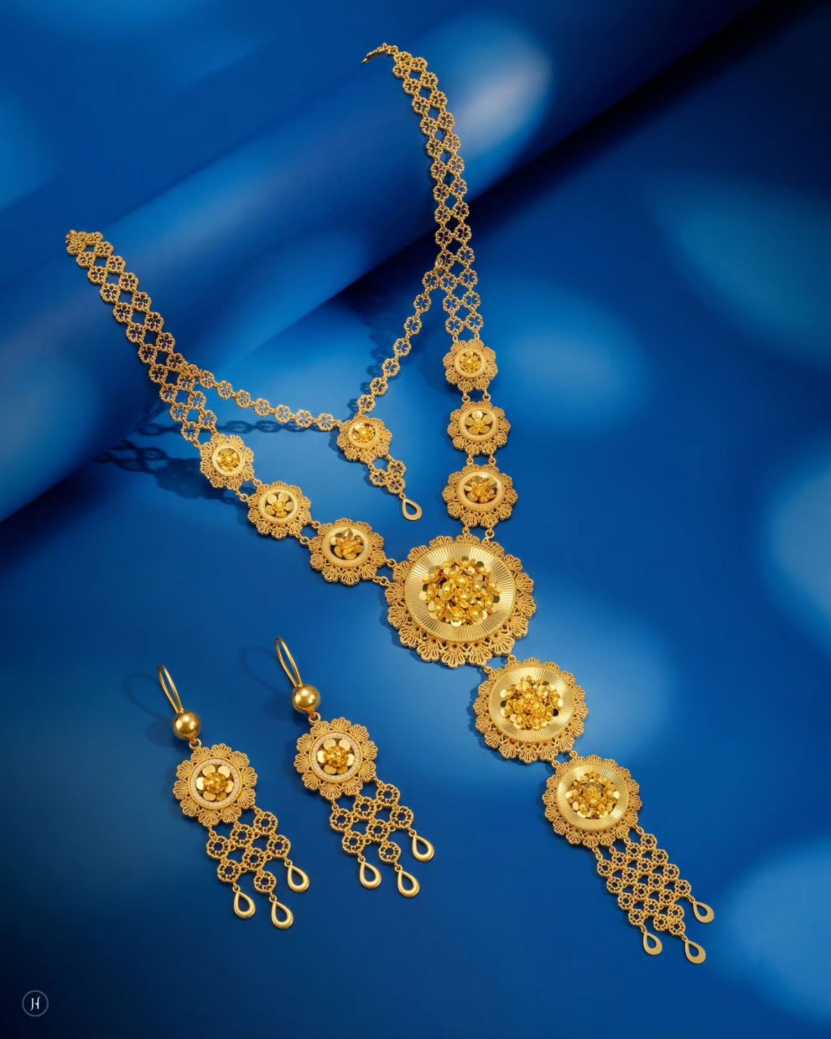 21K Yellow Gold Bahraini Grand Floral Medallion Long Necklace Set
