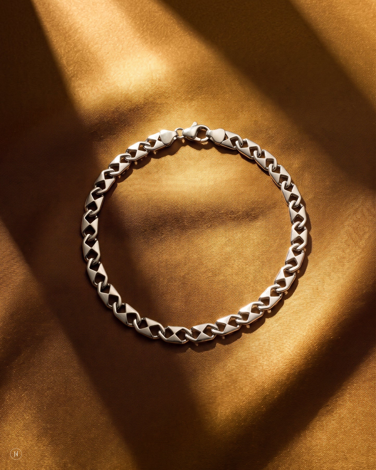 950 platinum unisex diamond-link bracelet, PT950 fine jewellery for men and women, J.H. Jewellers, Shop No. 13/14, Block No. 8, New Central Market, Sharjah, UAE.
