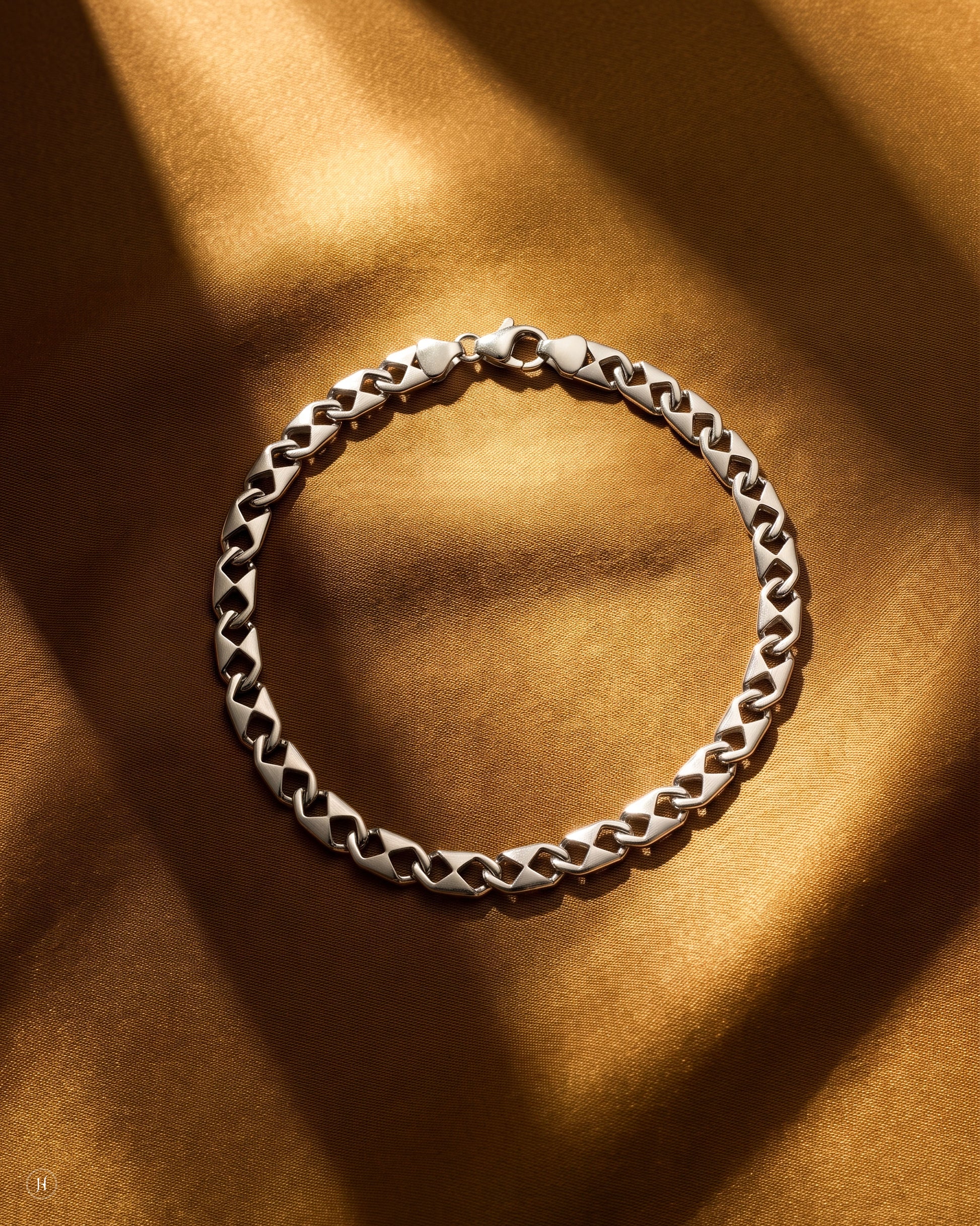 950 platinum unisex diamond-link bracelet, PT950 fine jewellery for men and women, J.H. Jewellers, Shop No. 13/14, Block No. 8, New Central Market, Sharjah, UAE.