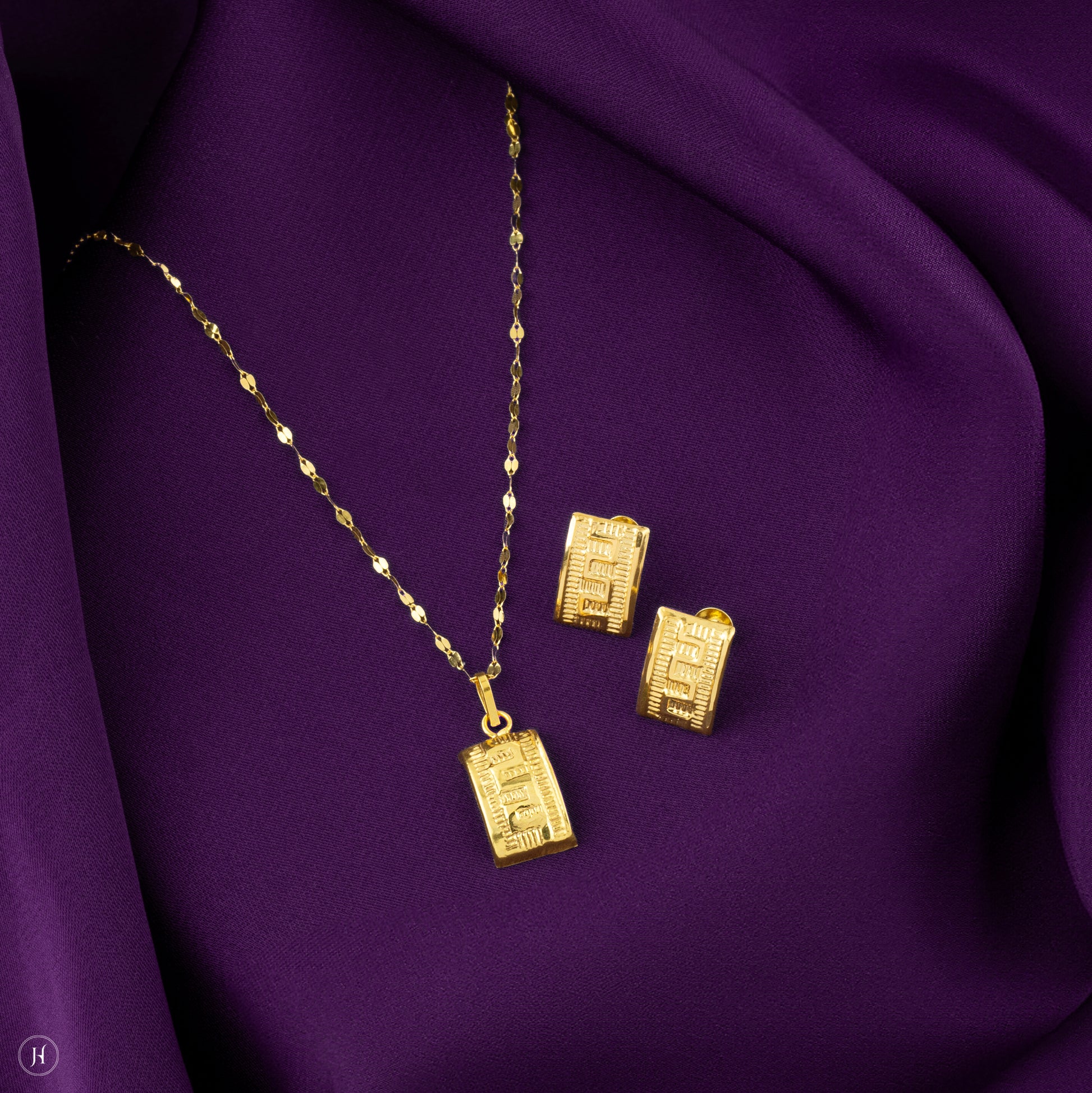Affordable baby gift | 18K Yellow Gold Baby Rectangle Pendant Set