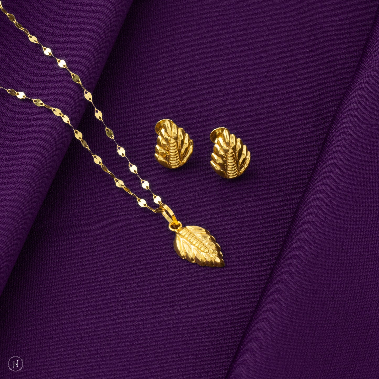 Baby Gift | 18K Yellow Gold Baby Leaf Pendant Set in Dubai