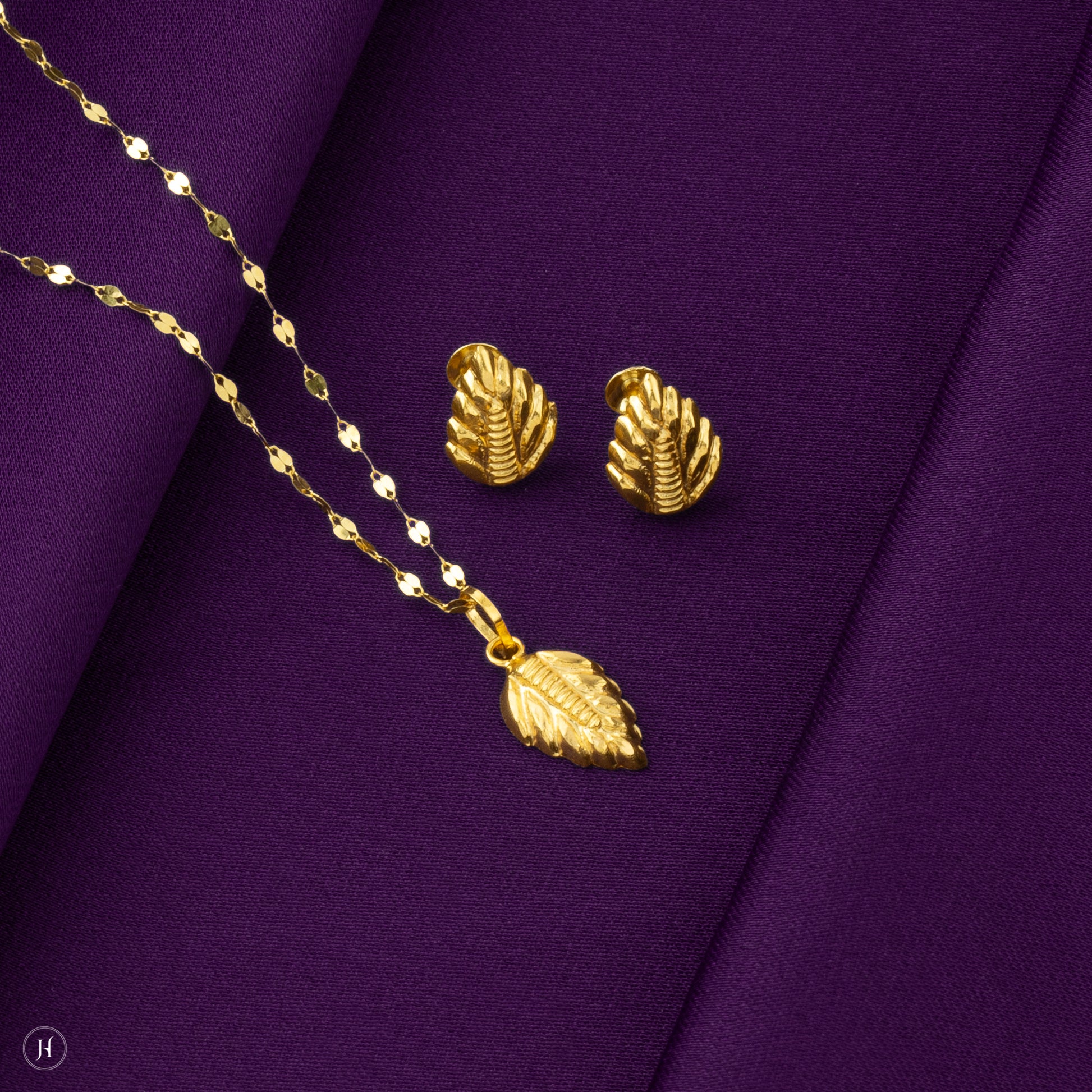 Baby Gift | 18K Yellow Gold Baby Leaf Pendant Set in Dubai