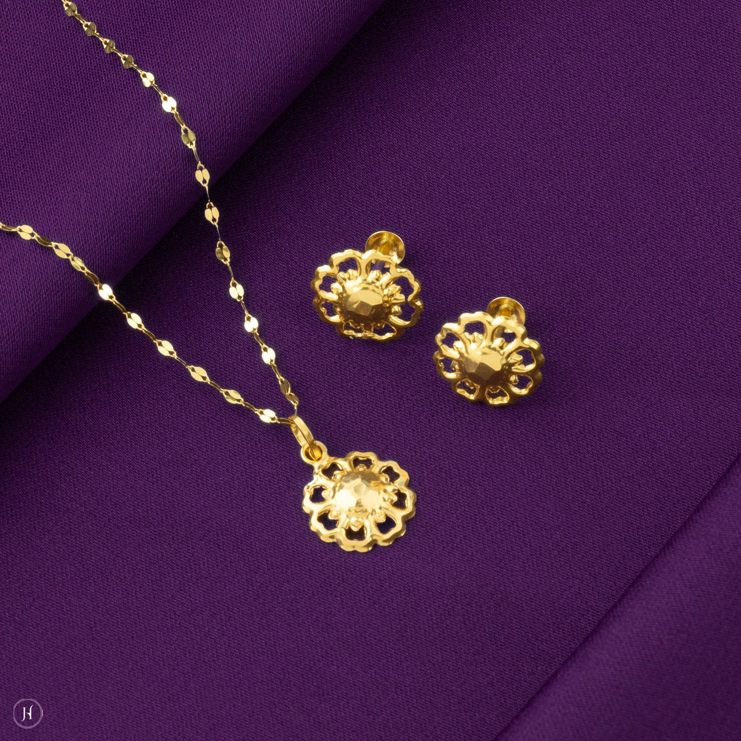 Elegant Baby Gift | 18K Gold Baby Open Flower Lightweight Pendant Set