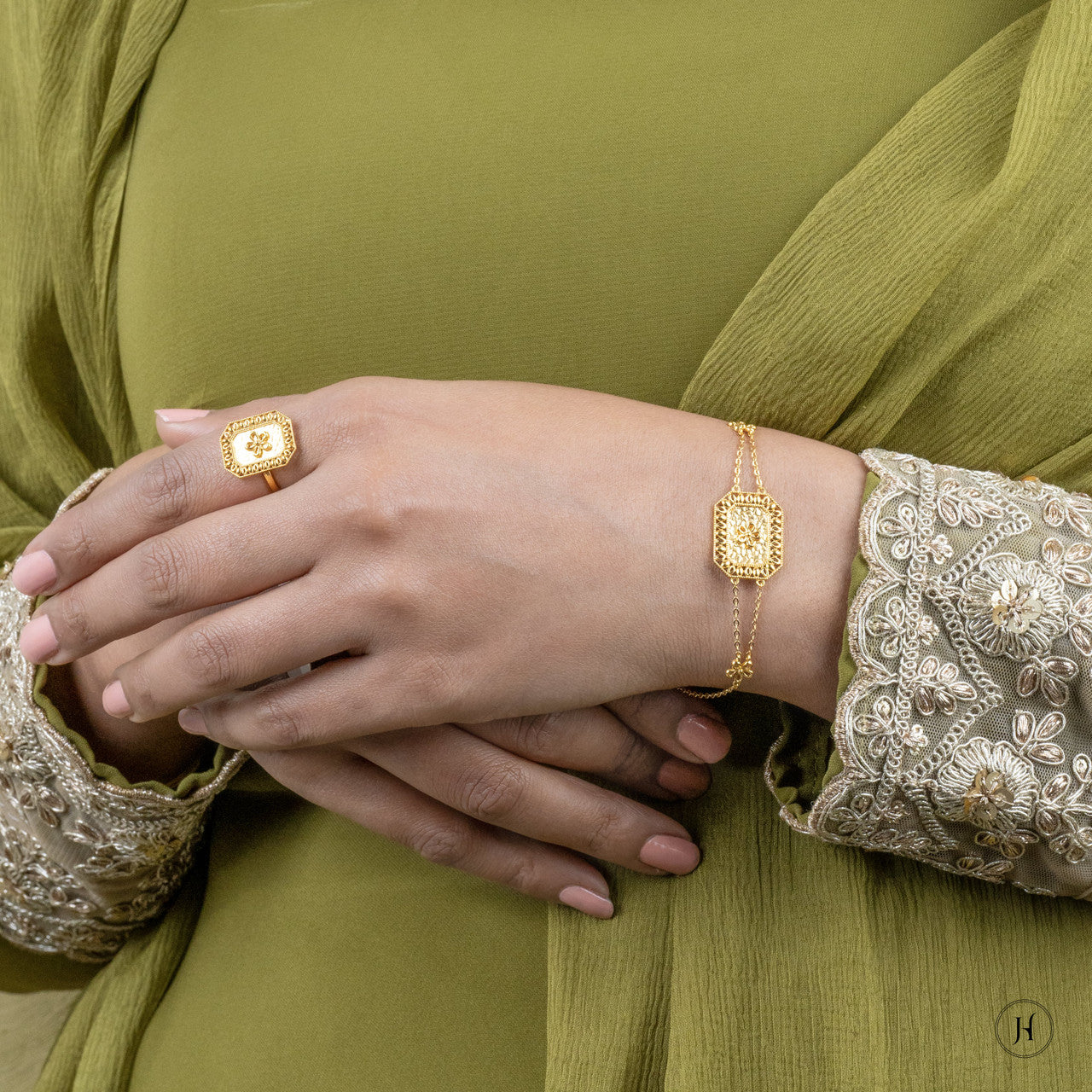 21K Yellow Gold Saudi Flower Ring and Bracelet