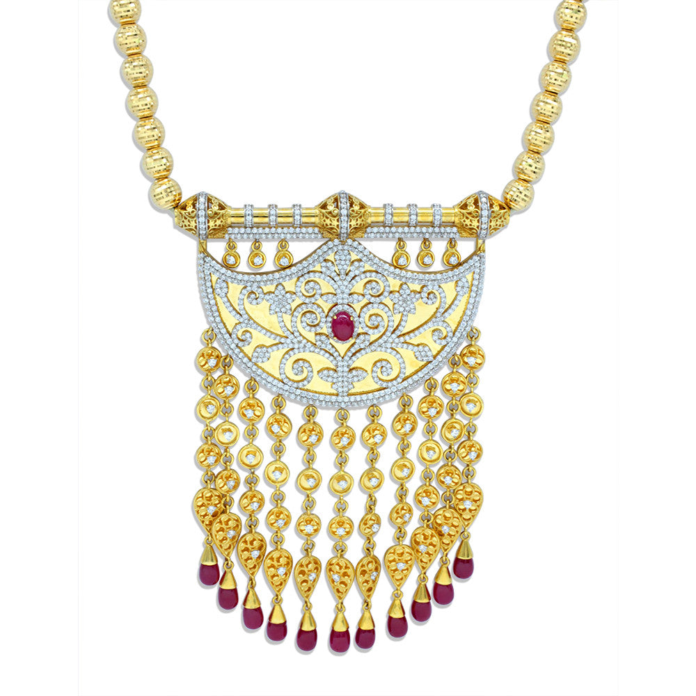 Close up of 21K Yellow Gold Italian Emirati Shnaf Opera Necklace