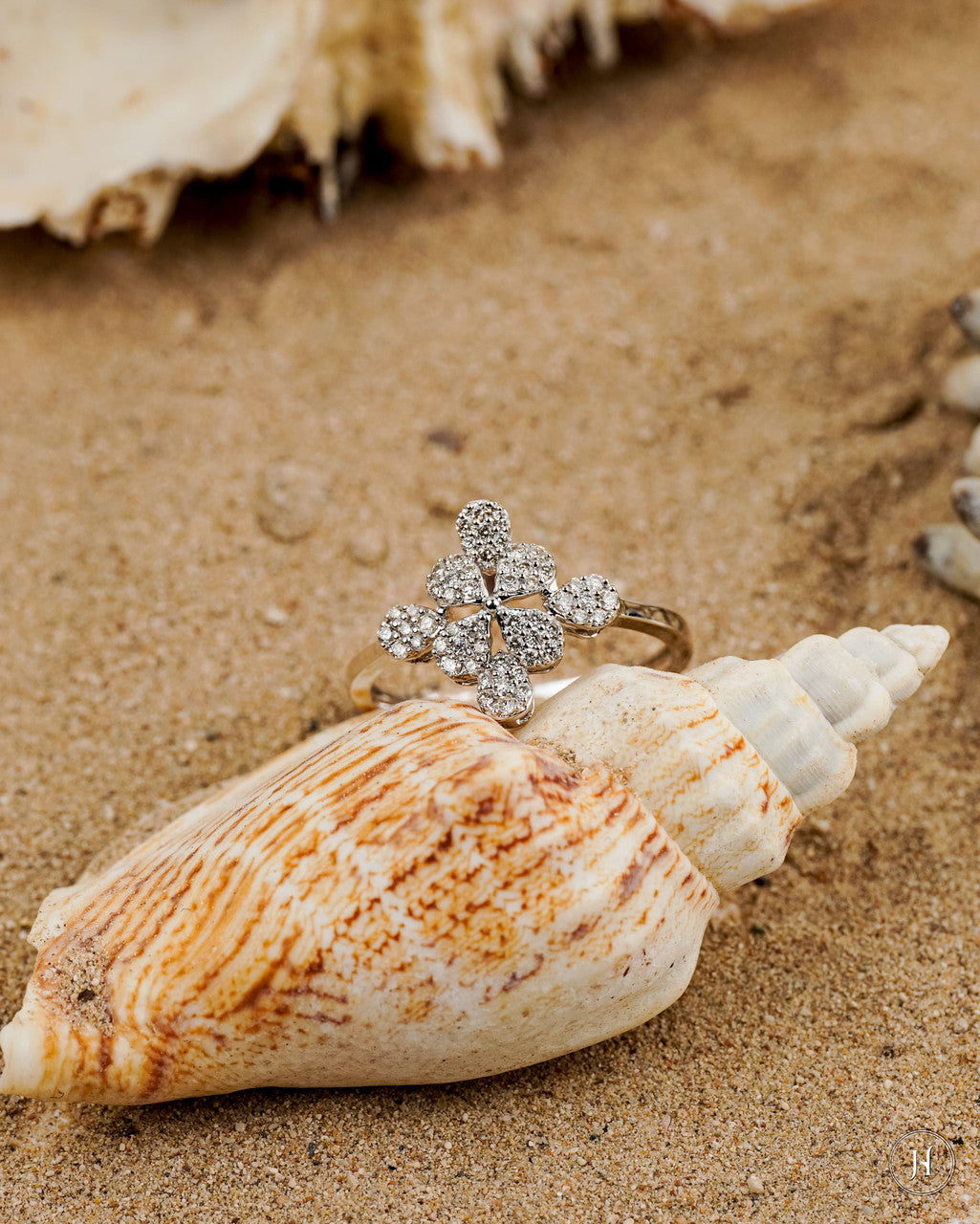 18K White Gold Petal Motifs Diamond Ring