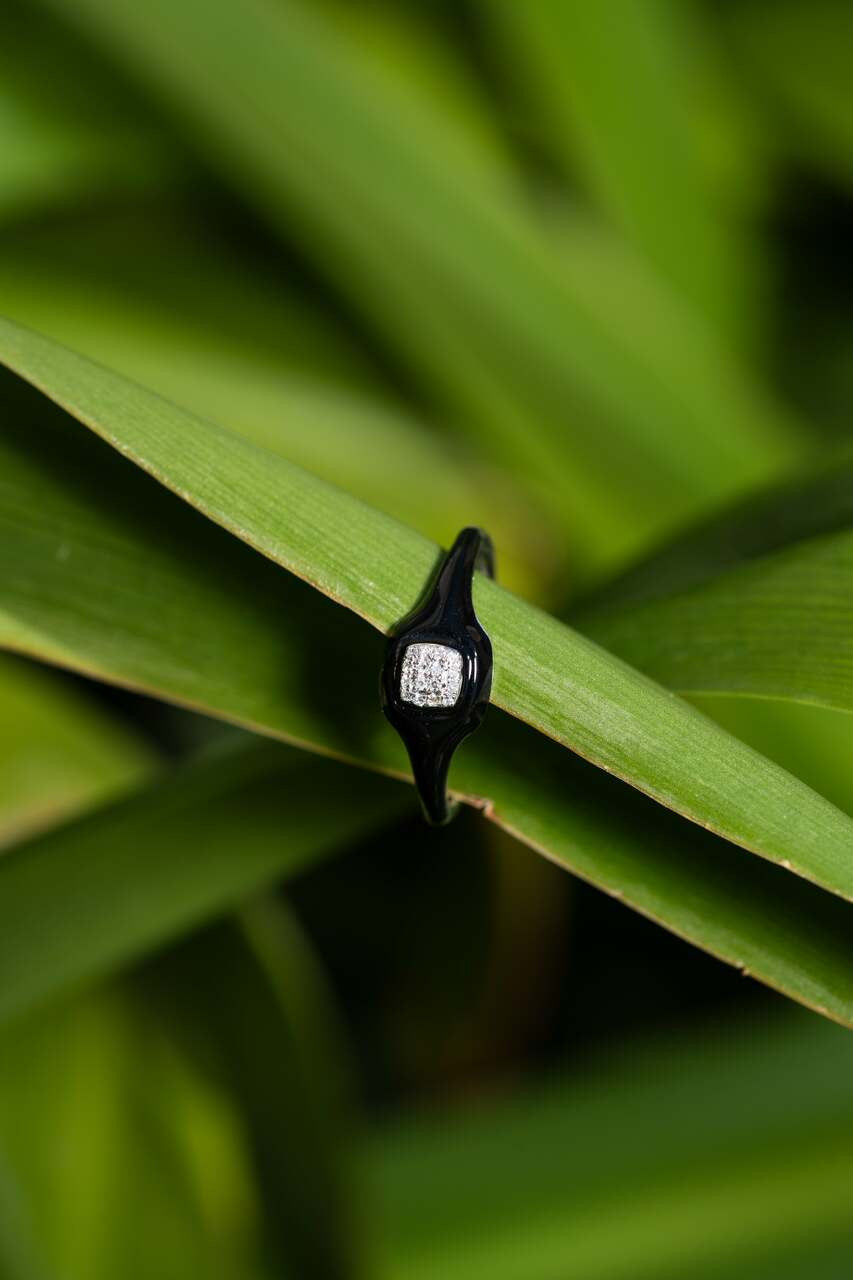 18K White Gold Elegant Black Enamel Diamond Ring