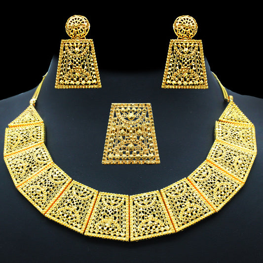 21K Yellow Gold Choker Set
Bahraini Handasiun Design
Cultural Heritage Jewelry
Bahraini Artistry
Traditional Craftsmanship
Luxury Gold Jewelry
Elegant Statement Piece