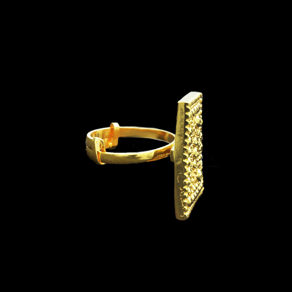 Side profile of 21K Yellow Gold Bahraini Handasiun adjustable Ring
21K Yellow Gold Choker Set
Bahraini Handasiun Design
Cultural Heritage Jewelry
Bahraini Artistry
Traditional Craftsmanship
Luxury Gold Jewelry
Elegant Statement Piece