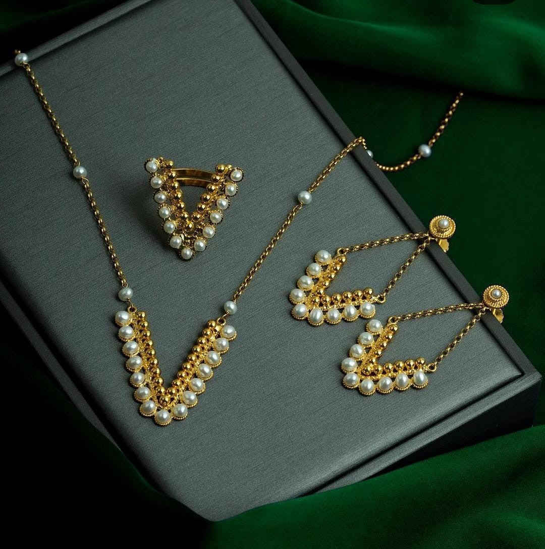 21K Yellow Gold Bahraini V Pearl Necklace Set