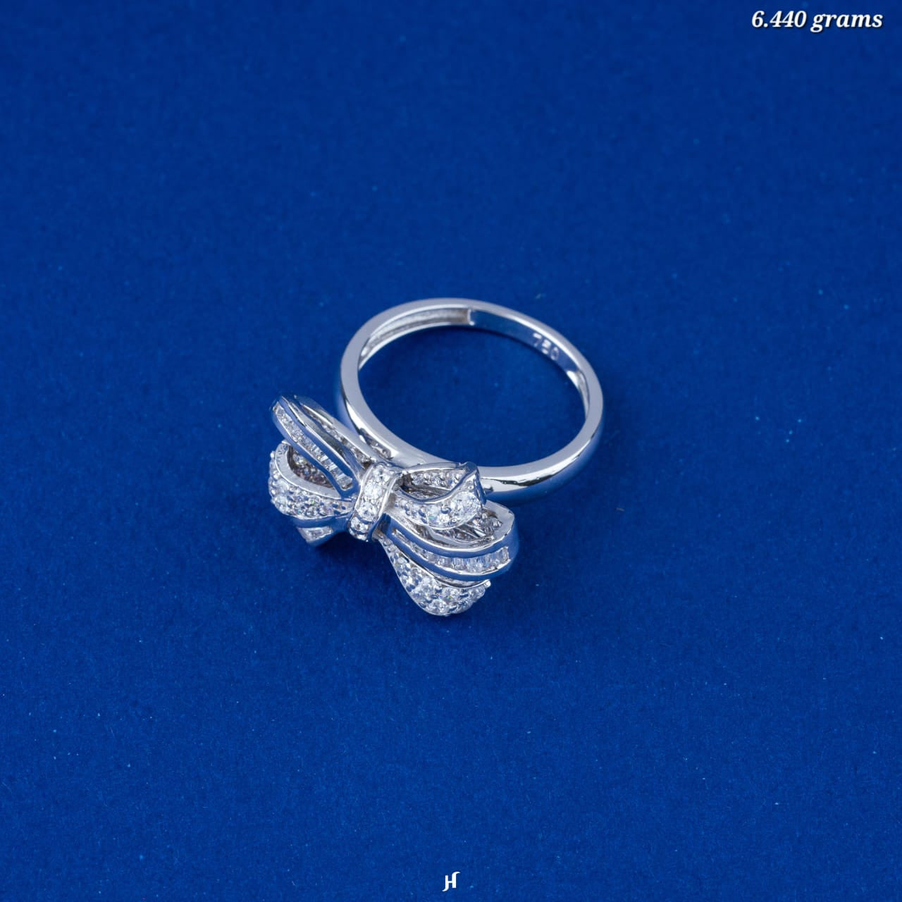 18K White Gold Zircon Bow Ring with Zircons