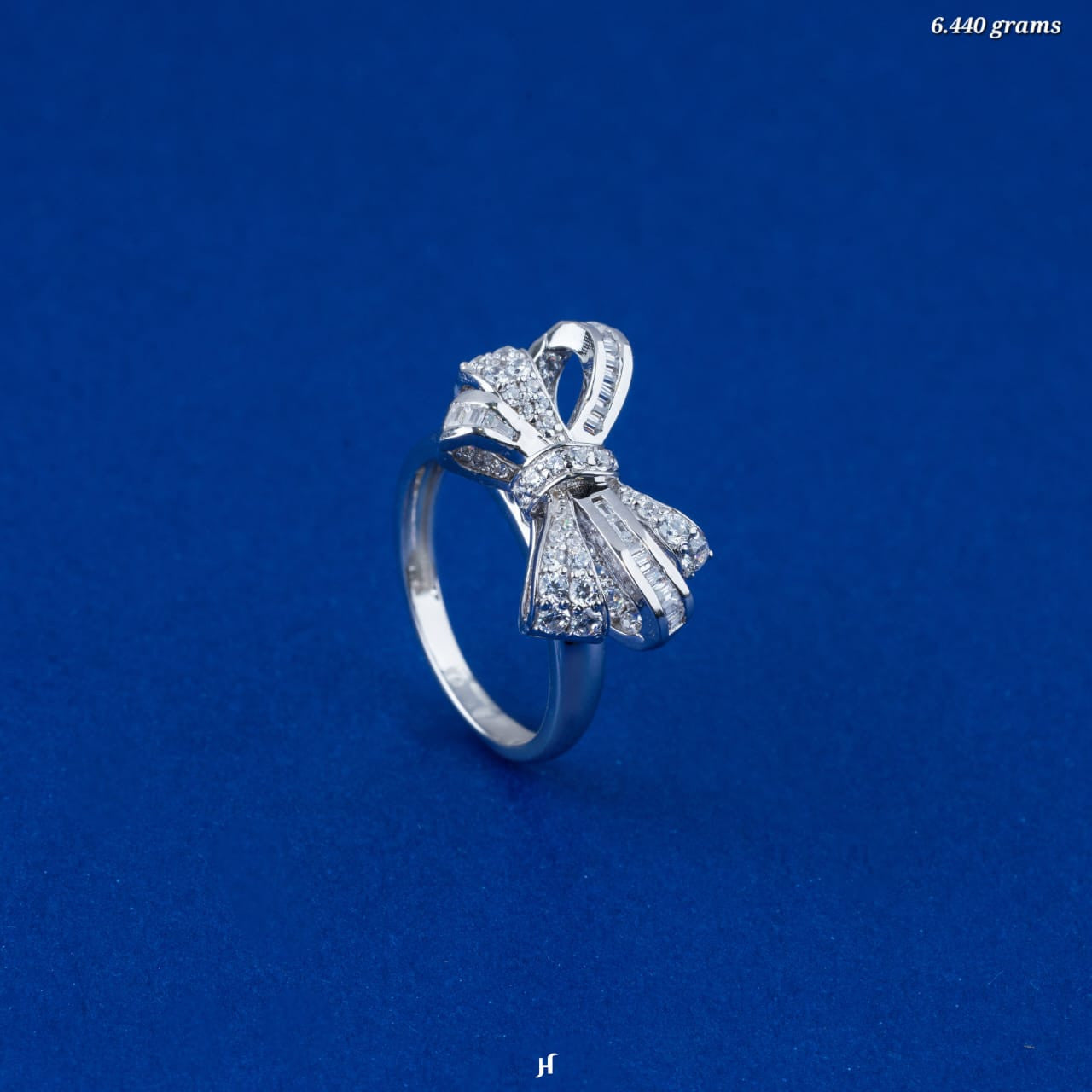 18K White Gold Zircon Bow Necklace with Zircons