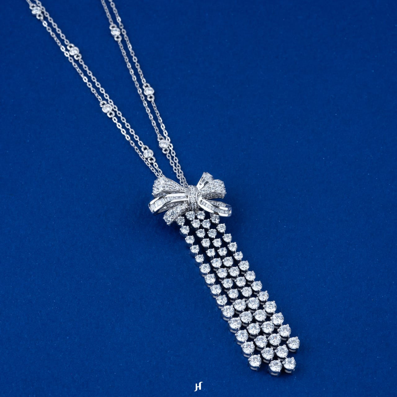 18K White Gold Zircon Bow Necklace with Zircons