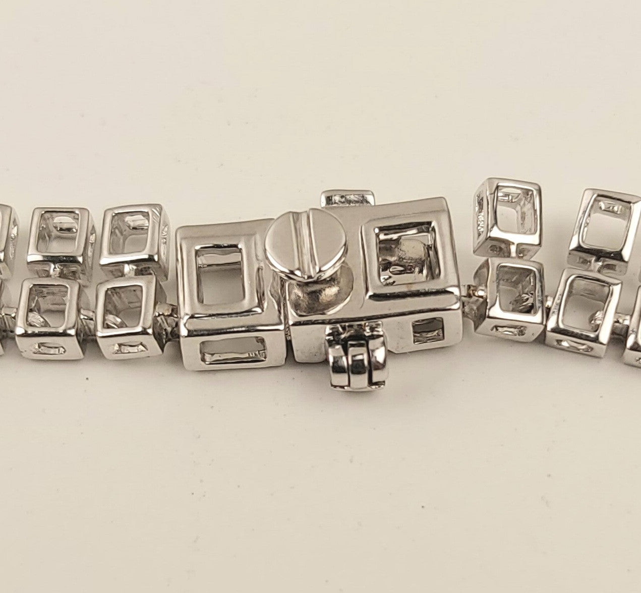 18K White Gold Petal Motifs Diamond Box Clasp