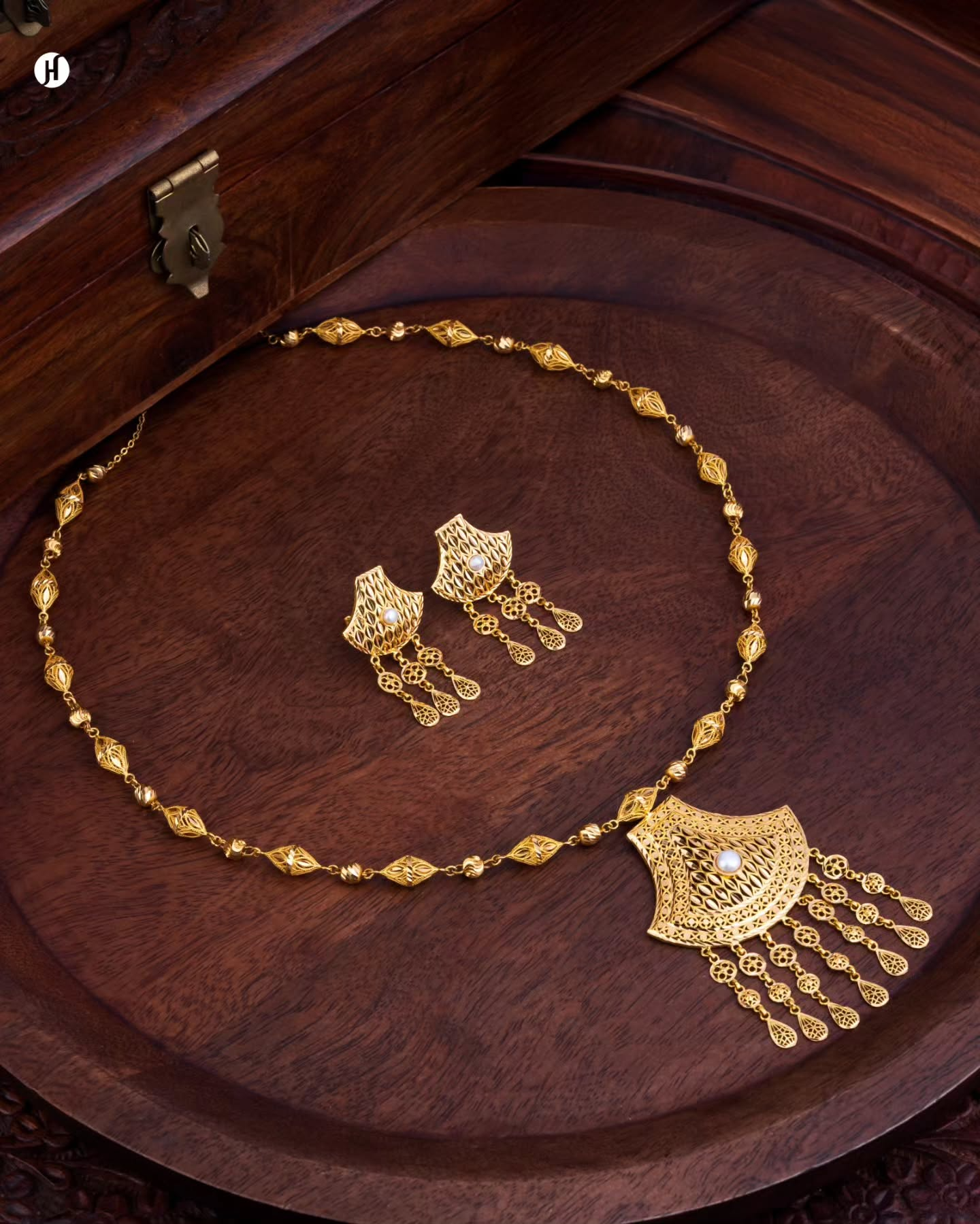 21Karat Yellow Gold Fan Tassel Pendant Necklace Set