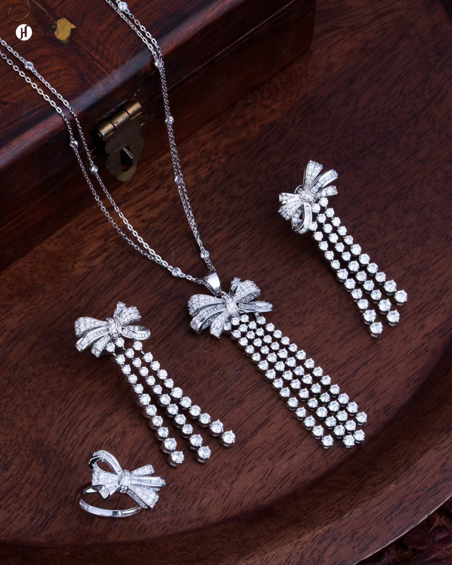 18Karat White Gold Italian Zircon Bow Necklace Set