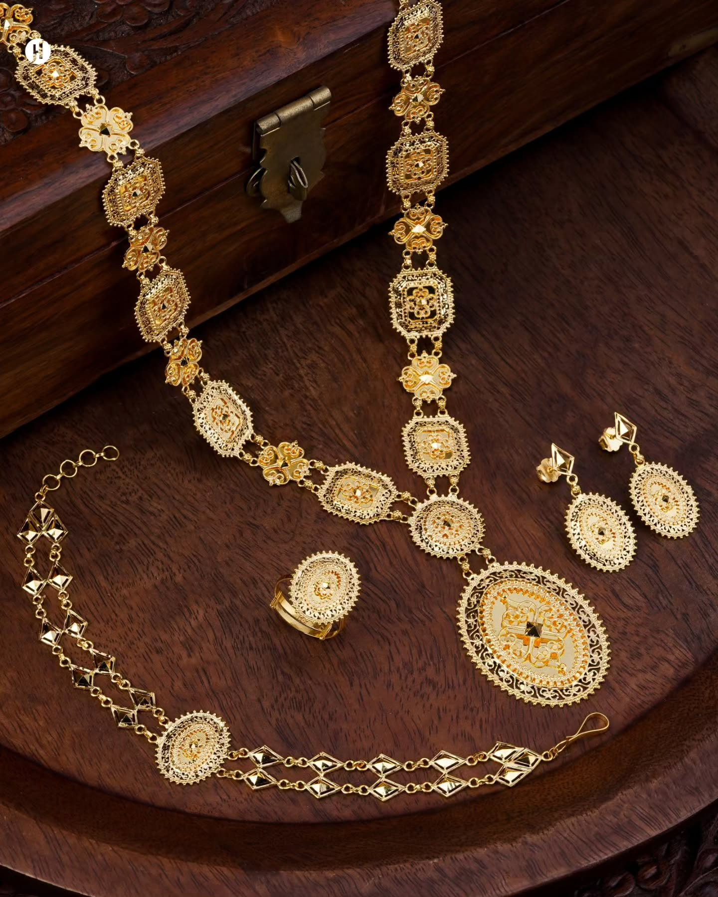 21K Yellow Gold Bahraini Oval Filigree Bridal Necklace Set