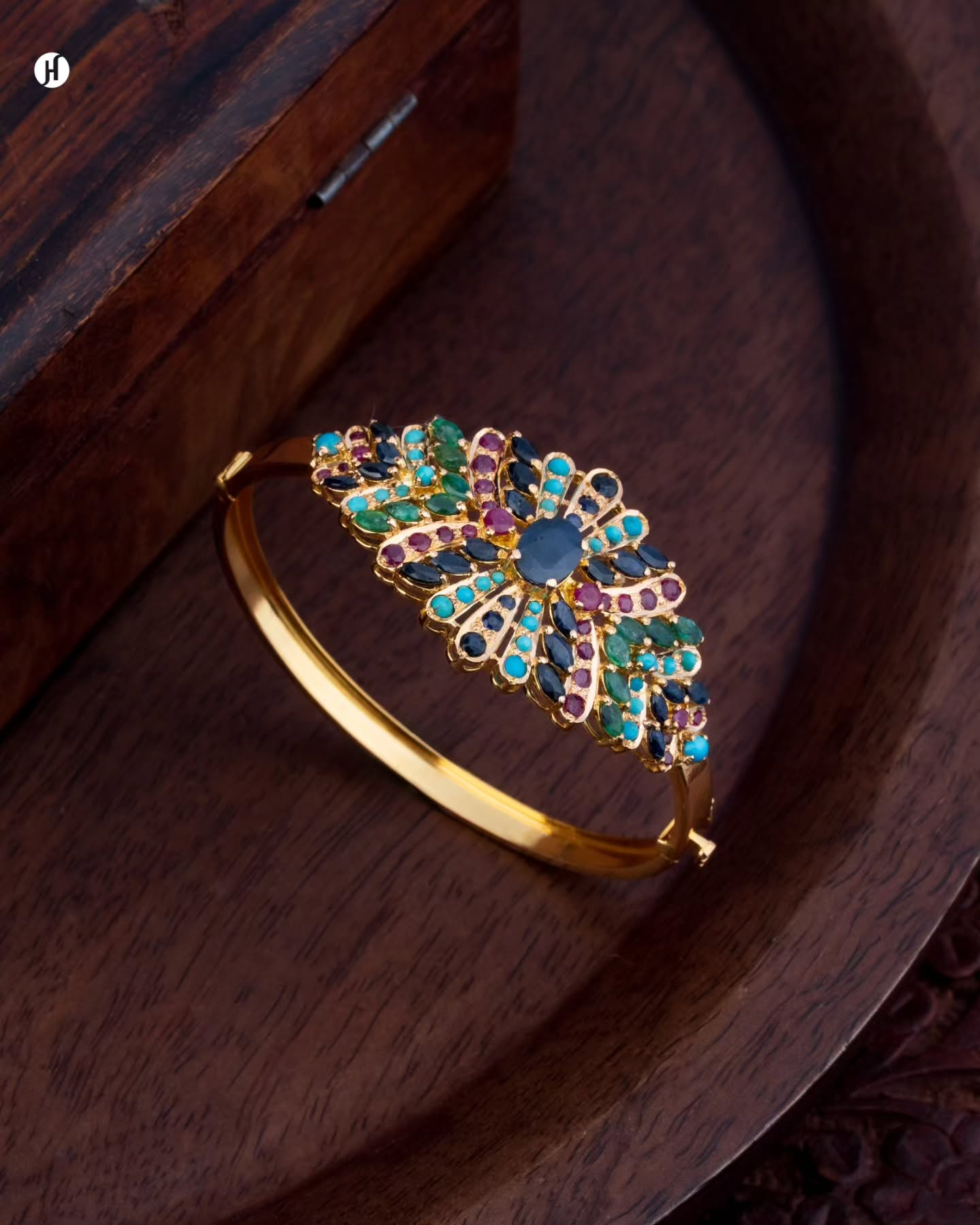 21Karat Yellow Gold Pakistani Blue Sapphire Floral Gemstone Bangle for Women in UAE.