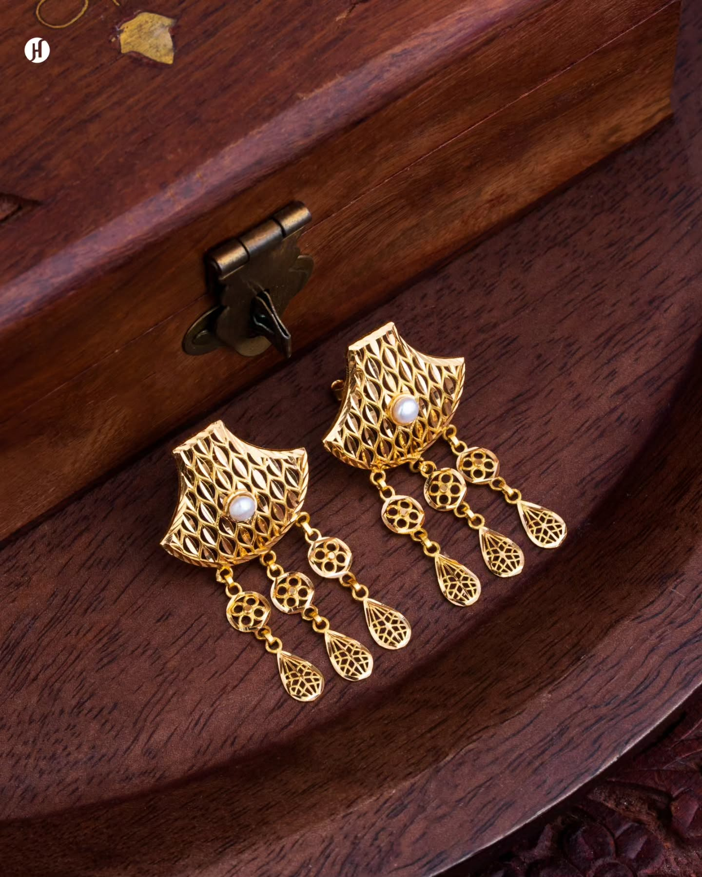 21Karat Yellow Gold Fan Tassel Pendant Necklace Set