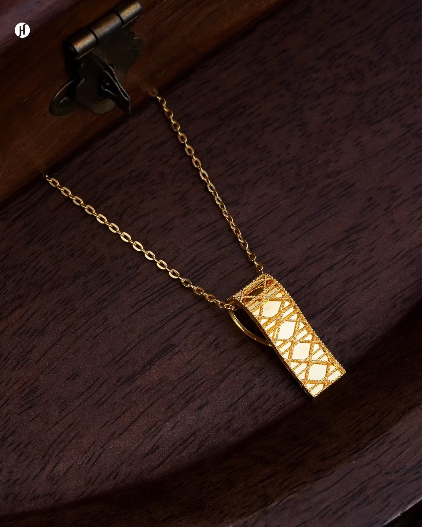 18K Yellow Gold Italian Sleek Rectangular Pendant Necklace Set