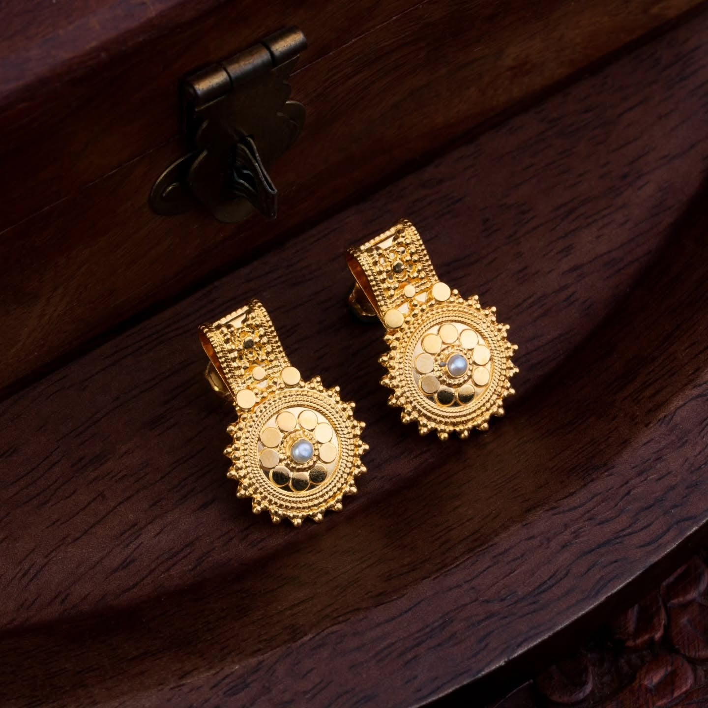 21K Yellow Gold Bahraini Circular Pendant Necklace Set with Pearl