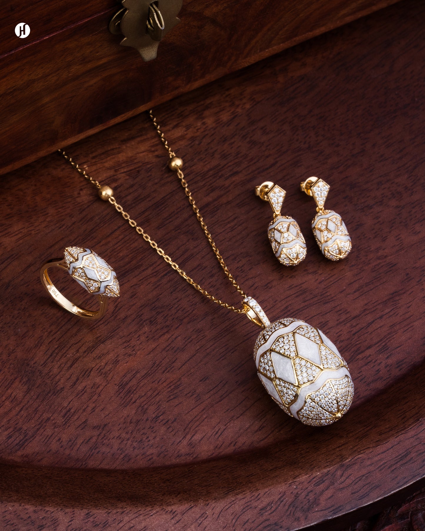 18Karat Yellow Gold Italian Oval Shell Pendant Necklace Set