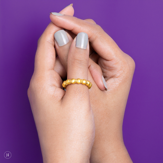 This 21K yellow gold Bahraini round ring has a bead design. The design is elegant and simple, perfect for everyday wear or layering with other rings.